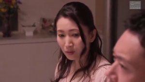 [妃ひかり]上司の目の前で、妻の裸体に酔いしれる